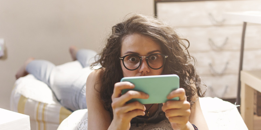 Le FOMO, ou "fear of missing out" désigne la peur de rater un évènement, que ce soit sur internet ou dans le monde réel.