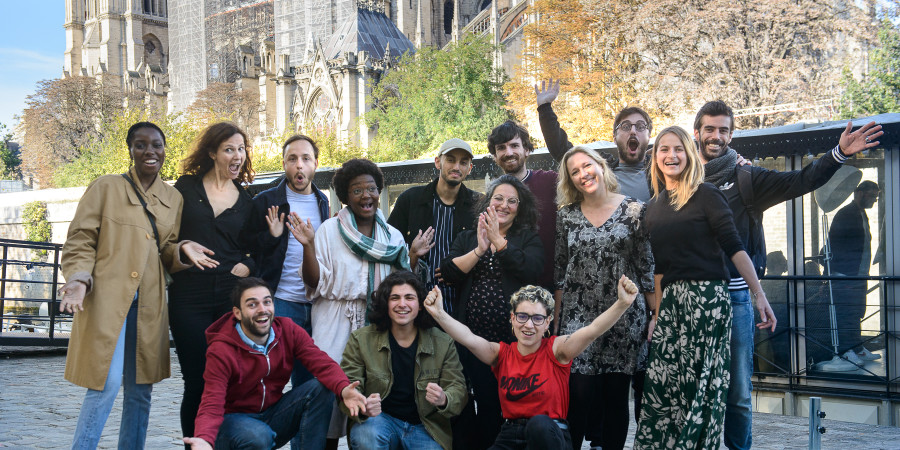 La première promotion de l'Académie de l'Humour devant la péniche de la Nouvelle Seine, à Paris.