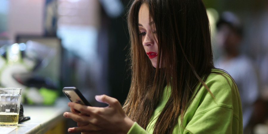 Cette nouvelle application permet aux clubbeuses de rester en contact avec leurs amies à n'importe quel moment de leur soirée, même si elles n'ont plus de réseau à l'intérieur d'un bar ou d'une discothèque.