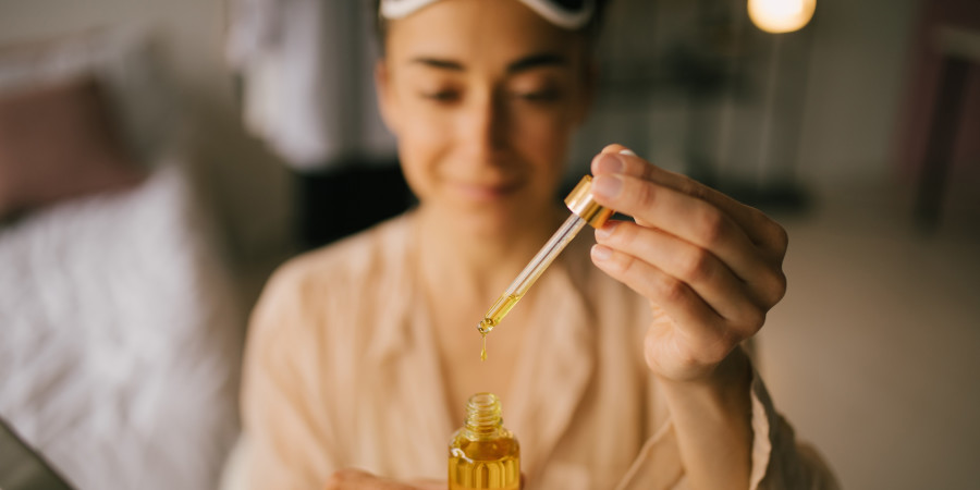 Les huiles essentielles sont des alliées de choix pour affronter les maux de l'été.