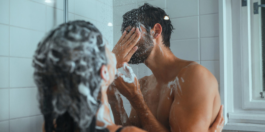 Et si vous preniez l'habitude de vous doucher en couple dans l'optique de préserver la planète ?