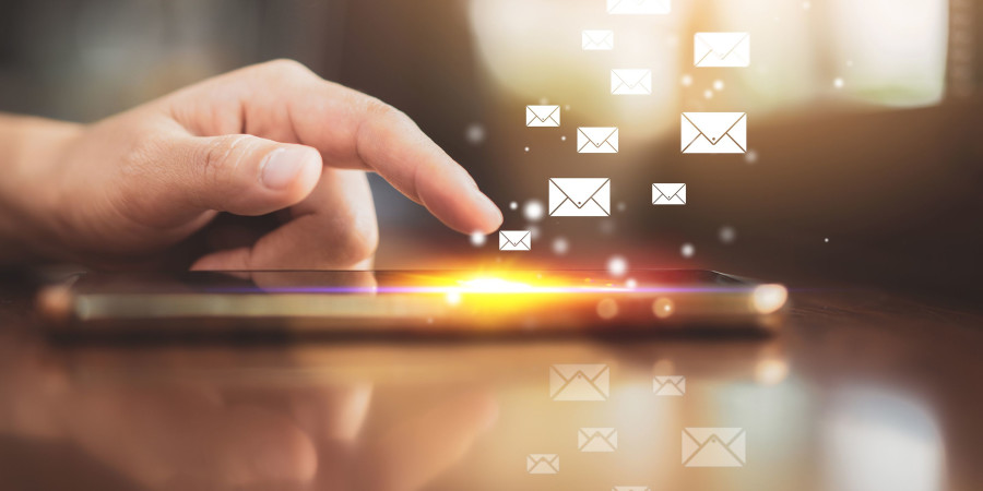 Pas facile de garder le fil des échanges et des sollicitations en entreprise, entre les mails, les notifications Slack et les invitations pour participer à des réunions.