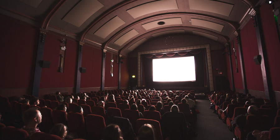 La télévision et les réseaux sociaux s'imposent comme les canaux incontournables pour faire la promotion d'un nouveau film, selon les données de YouGov.